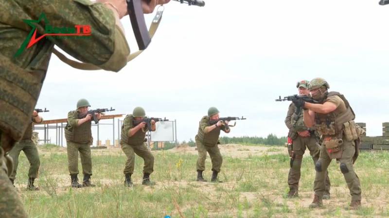 Lính Wagner đang huấn luyện binh sĩ Belarus