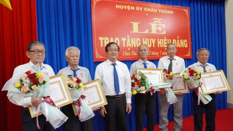 Châu Thành: Trao Huy hiệu Đảng cho 19 đảng viên