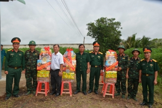 Ông Nguyễn Văn Trung- Phó trưởng Ban Dân vận Tỉnh ủy: Thăm, tặng quà các đơn vị làm công tác dân vận tại Châu Thành