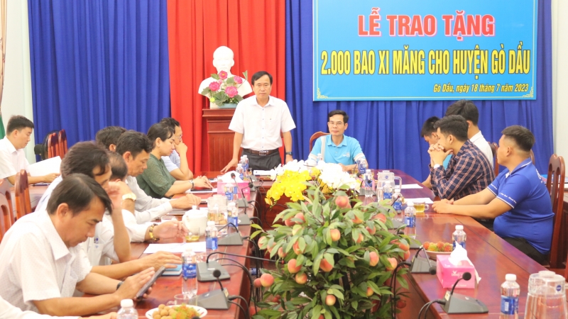 Công ty cổ phần Xi măng Fico Tây Ninh: Tặng 2.000 bao xi măng thực hiện các công trình giao thông nông thôn trên địa bàn huyện Gò Dầu