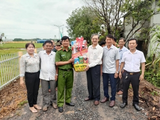 Ban Chỉ đạo công tác vận động quần chúng tỉnh: Thăm, tặng quà các lực lượng làm công tác dân vận tại huyện Gò Dầu