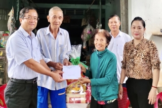 Trưởng Ban Nội chính Tỉnh uỷ Nguyễn Hồng Thanh: Thăm gia đình chính sách tại huyện Châu Thành
