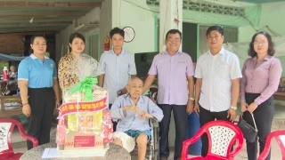Trưởng Ban Dân vận Tỉnh uỷ Trương Nhật Quang: Thăm, tặng quà các gia đình chính sách tại huyện Bến Cầu