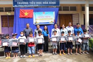 Chi đoàn Báo Tây Ninh: Tặng quà cho học sinh Trường tiểu học Hoà Bình điểm ấp Phước Long, xã Phước Chỉ