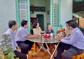 Trưởng Ban Tổ chức Tỉnh ủy Nguyễn Thị Yến Mai: Thăm, tặng quà gia đình chính sách trên địa bàn huyện Dương Minh Châu