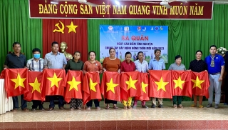 Tân Biên: Trao tặng hơn 370 thẻ BHYT cho hộ nghèo