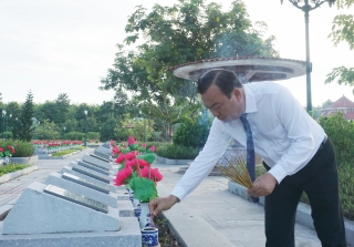 Khối đại đoàn kết các dân tộc viếng Nghĩa trang liệt sĩ  Trà Võ
