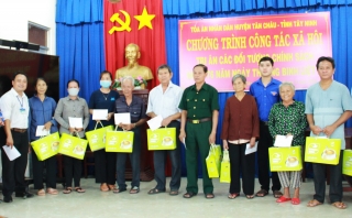 Tòa án nhân dân huyện Tân Châu : Thăm, tặng quà các gia đình chính sách