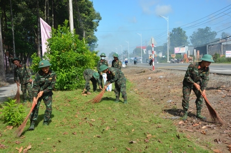 Cán bộ, chiến sĩ Trung đoàn 4, Sư đoàn 5: Chăm sóc Nghĩa trang liệt sĩ huyện Châu Thành