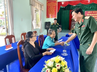 Thăm, tặng quà gia đình chính sách trên địa bàn huyện Tân Biên