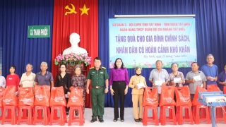 Sư đoàn 5: Tặng 35 phần quà cho gia đình chính sách, hộ khó khăn tại xã Thanh Phước