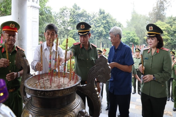 Bộ Công an dâng hương tri ân anh hùng liệt sĩ