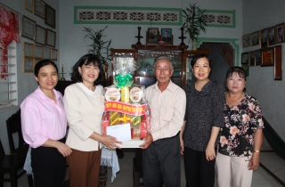 Lãnh đạo HĐND tỉnh thăm và tặng quà gia đình chính sách tại Tân Biên