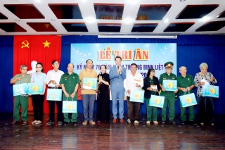Tập đoàn Hùng Nhơn tặng 50 phần quà cho gia đình chính sách nhân ngày 27.7