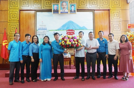 Lãnh đạo tỉnh thăm, chúc mừng tổ chức Công đoàn