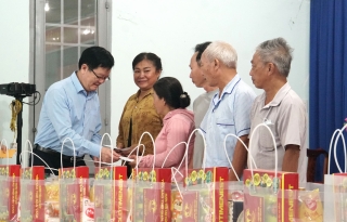 Đoàn công tác của Ban Tổ chức Trung ương thăm, tặng quà gia đình chính sách tại xã Tân Lập