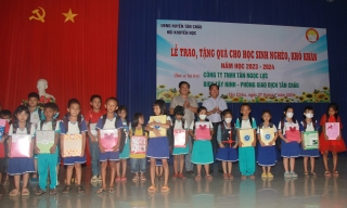 Thêm 100 học sinh nghèo huyện Tân Châu được tặng quà và sách giáo khoa trước thềm năm học mới