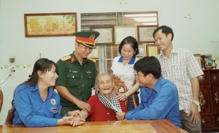 Thành đoàn TP. Tây Ninh: Thăm, tặng quà các Mẹ Việt Nam anh hùng