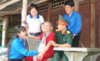 Thăm, tặng quà các Mẹ Việt Nam anh hùng