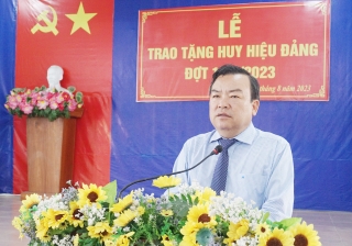 Phó Bí thư Thường trực Tỉnh uỷ: Trao tặng Huy hiệu Đảng cho đảng viên tại Trảng Bàng