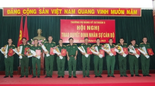 Đảng uỷ Sư đoàn 5: Công bố và trao quyết định điều động, nâng lương cho 13 sĩ quan