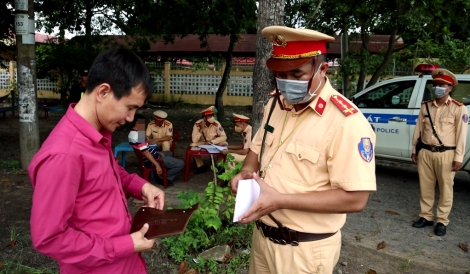 Phát hiện sai phạm trong ngày đầu tổng kiểm soát xe ô tô kinh doanh vận tải