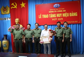 Đại tá Nguyễn Hiệp Sơn nhận Huy hiệu 40 tuổi Đảng