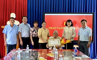 Bà Nguyễn Đài Thy- Phó Chủ tịch Thường trực HĐND tỉnh: Trao Huy hiệu 60 tuổi Đảng cho đảng viên tại xã Hoà Hiệp
