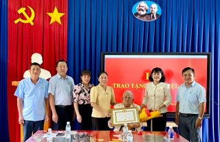 Đảng viên người dân tộc Khmer nhận Huy hiệu 60 tuổi Đảng