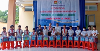 Hội đồng Đội huyện Bến Cầu trao quà cho học sinh hoàn cảnh khó khăn