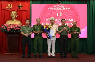 Phó Giám đốc Công an tỉnh Phan Văn Triều được thăng cấp bậc hàm Đại tá