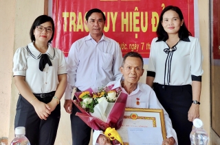 Châu Thành: Trao Huy hiệu 50 tuổi Đảng cho nguyên Viện trưởng Viện Kiểm sát nhân dân huyện