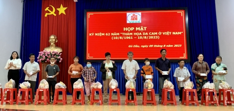 Gò Dầu: Họp mặt, tặng quà nạn nhân chất độc da cam