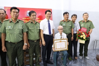 Phó Bí thư Tỉnh uỷ Nguyễn Mạnh Hùng: Trao Huy hiệu 70 năm tuổi Đảng cho đảng viên Bùi Quang Vinh