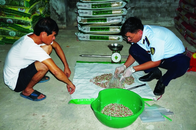 Đội quản lý thị trường số 3: Kiểm tra hoạt động kinh doanh phân bón tại huyện Dương Minh Châu