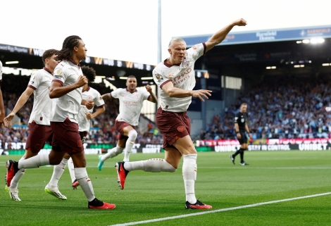 Haaland lập cú đúp, Man City thắng dễ Burnley ngày mở màn Ngoại hạng Anh