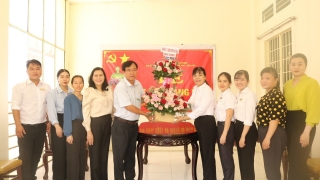 Chủ tịch UBND huyện Gò Dầu thăm, chúc mừng 78 năm Ngày truyền thống ngành Bưu điện