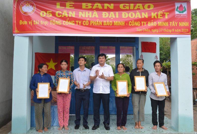 Tân Châu: Trao tặng 5 nhà đại đoàn kết cho các gia đình khó khăn