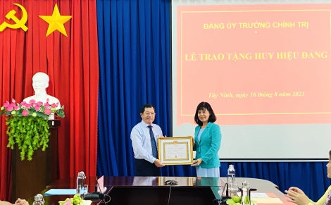 Hiệu trưởng Trường Chính trị tỉnh nhận Huy hiệu 30 tuổi Đảng