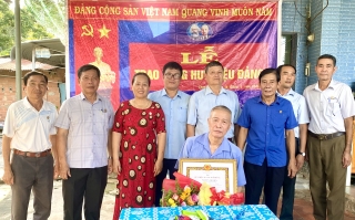 Nguyên Phó Chủ tịch UBND huyện Tân Biên Nguyễn Trí Mên nhận Huy hiệu 40 năm tuổi Đảng