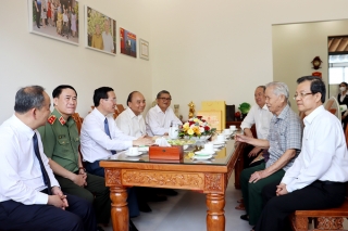 Chủ tịch nước Võ Văn Thưởng thăm gia đình chính sách tiêu biểu ở TP. Long Xuyên