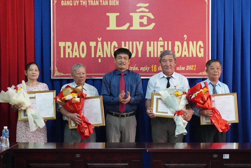 Tân Biên: Trao Huy hiệu Đảng cho 5 đảng viên