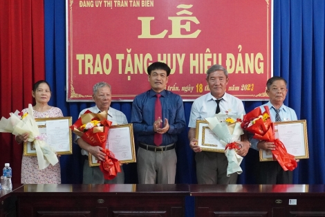 Tân Biên: Trao Huy hiệu Đảng cho 5 đảng viên