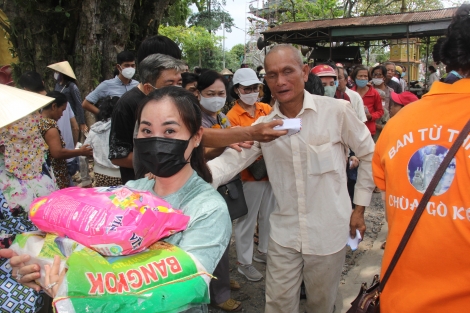 Chùa Thiền Lâm-Gò Kén: Tặng 400 phần quà cho người mù và hộ khó khăn