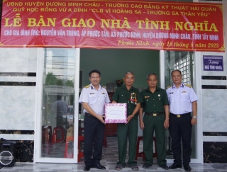 Trường cao đẳng Kỹ thuật Hải quân: Tặng nhà tình nghĩa cho gia đình chính sách tại Tây Ninh