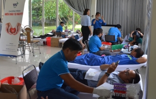 Đông đảo cán bộ, nhân viên Công ty cổ phần Thành Thành Công - Biên Hoà hiến máu tình nguyện