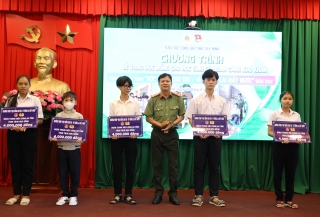 Đoàn Thanh niên Công an Tây Ninh: Trao học bổng cho học sinh có hoàn cảnh khó khăn