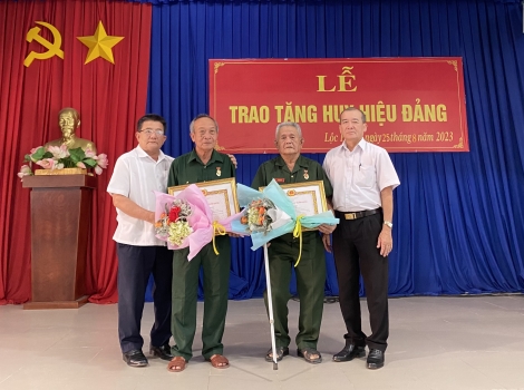 Trảng Bàng: Trao Huy hiệu Đảng cho 2 đảng viên