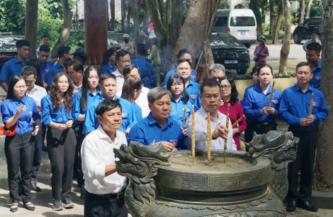 UBKT Trung ương về nguồn, thăm gia đình chính sách, tặng quà học sinh nghèo tại Tây Ninh