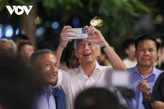 Thủ tướng Singapore Lý Hiển Long dạo phố đi bộ Hồ Gươm, thăm đền Ngọc Sơn